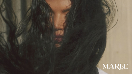 Pourquoi mes cheveux cassent ? 8 causes à connaître