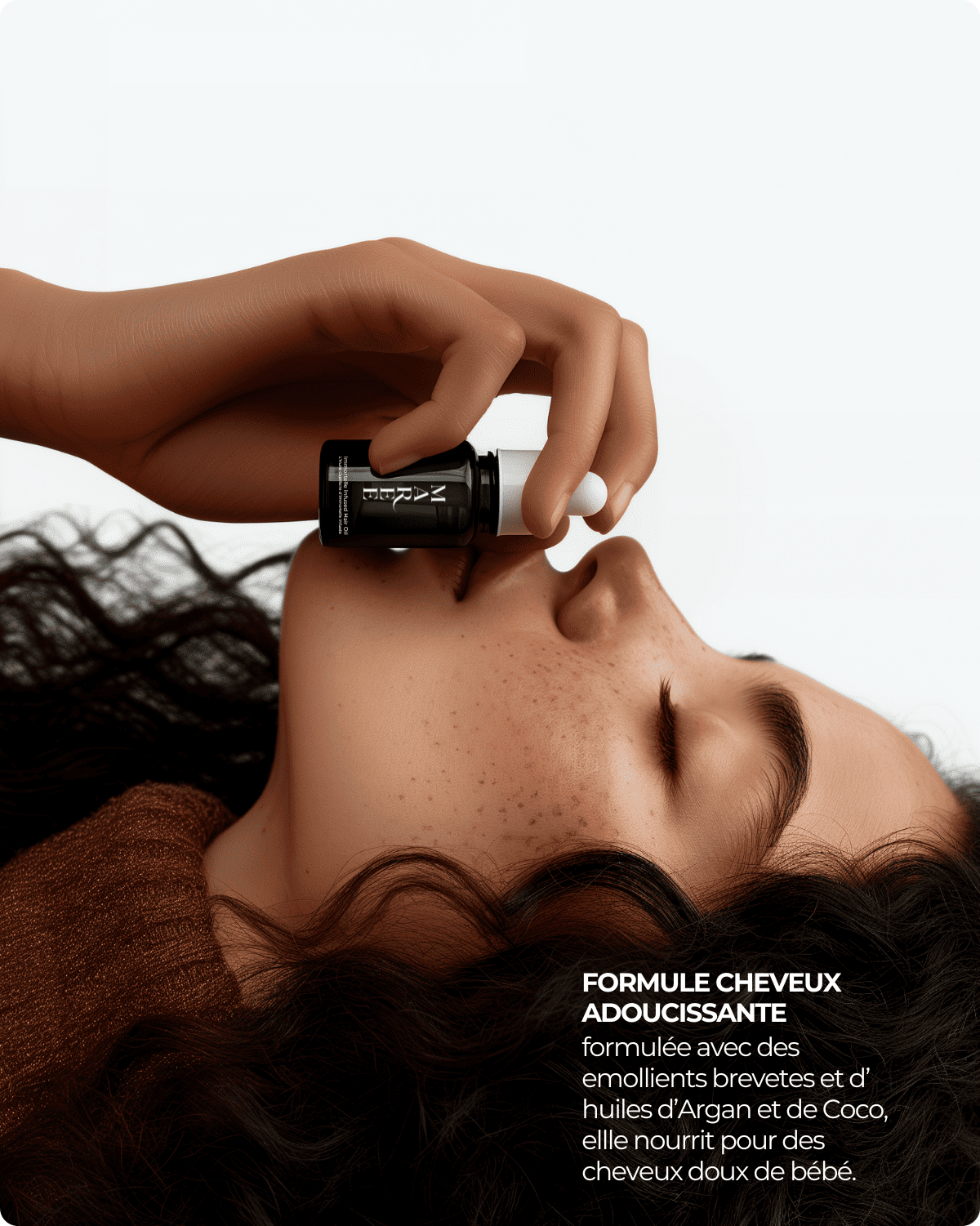 Application de l'huile d'Immortelle Bio sur cheveux bouclés pour nutrition et brillance