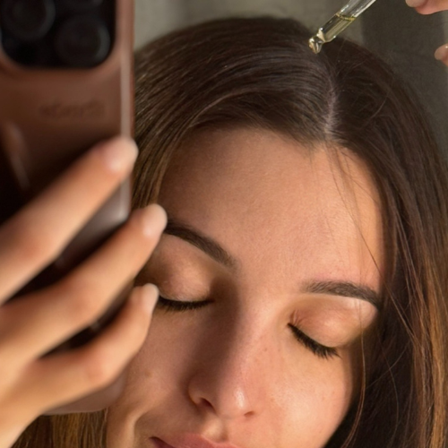 Huile Cheveux Maree Haircare utilisée pour apaiser et revitaliser le cuir chevelu dans sa routine beaute