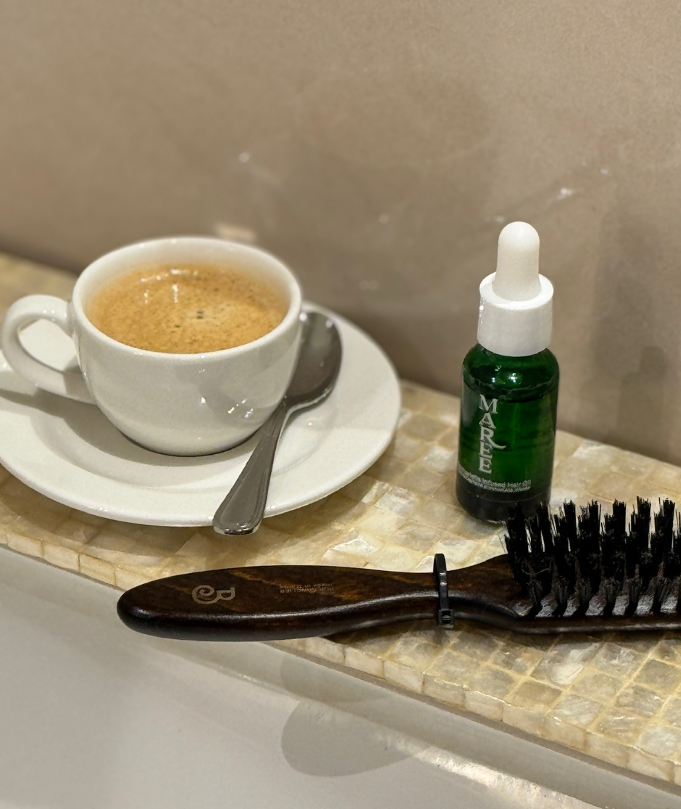Routine quotidienne du matin Maree Haircare pour des cheveux brillants et nourris.